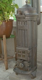 Brændeovn til orangeri Der sættes brændeovn ind i orangeri